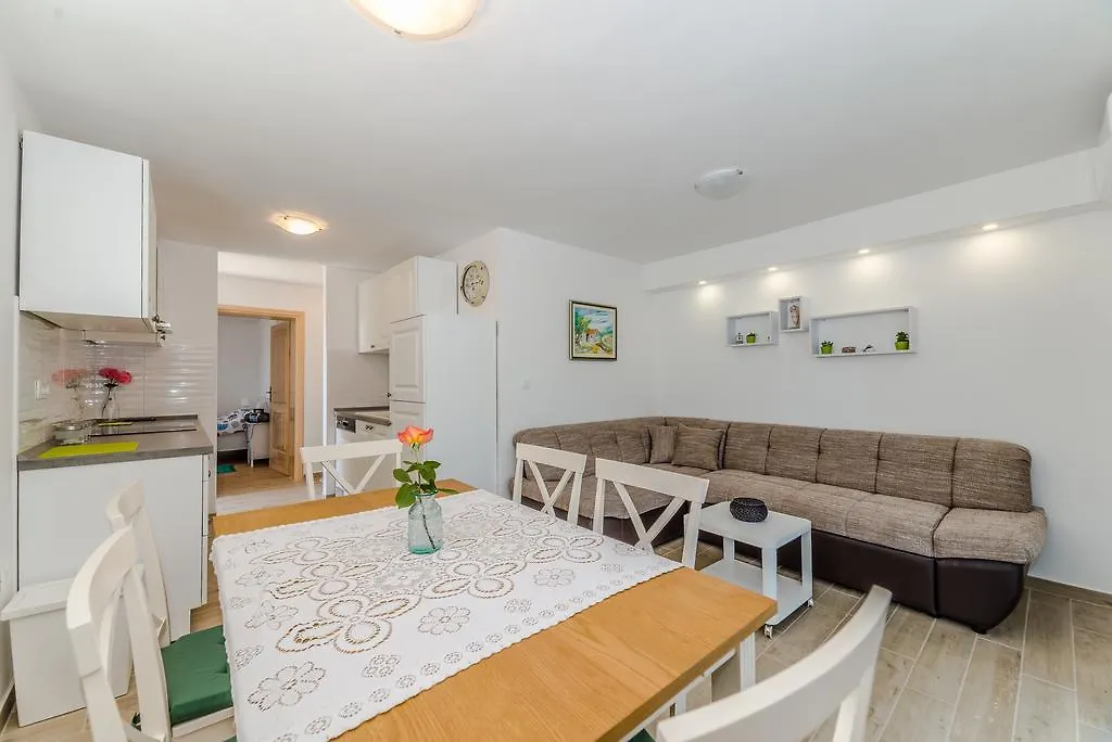Apartment Robinson Podvrsje Croatia